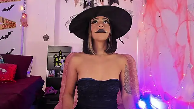 Snapshot of AndreaVelasco chatting on 10.27.25 AndreaVelasco online show from 10.27.25