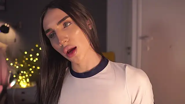 Snapshot of Kim_Oberlin_ chatting on 12.29.24 Kim Oberlin online show from 12.29.24