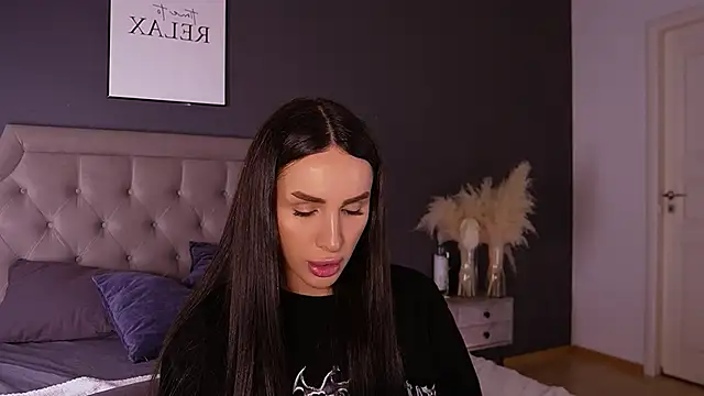 Snapshot of Kim_Oberlin_ chatting on 12.04.25 Kim Oberlin online show from 12.04.25