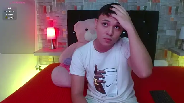 Snapshot of couple_lovelyds chatting on 02.11.25 couple lovelyds online show from 02.11.25