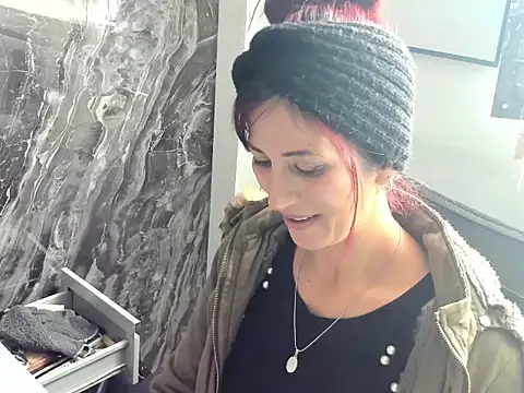 Snapshot of catt_evans1 chatting on 12.28.24 catt evans1 online show from 12.28.24