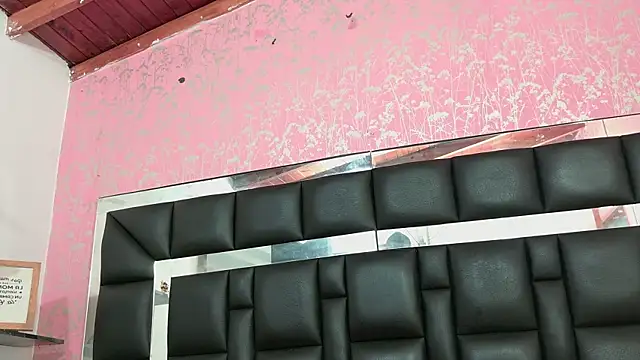 Snapshot of Sofia_martiin chatting on 10.15.25 Sofia martiin online show from 10.15.25