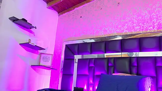 Snapshot of Sofia_martiin chatting on 10.21.25 Sofia martiin online show from 10.21.25