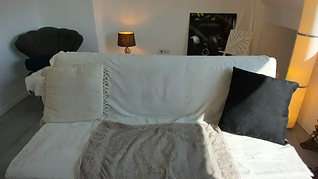 Arya Shinex online show from 03.04.25