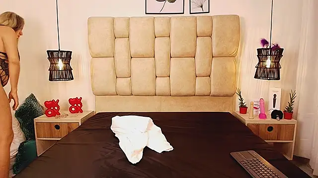 Snapshot of AdharaSmithh chatting on 02.26.25 AdharaSmithh online show from 02.26.25