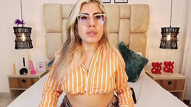 Snapshot of AdharaSmithh chatting on 03.03.25 AdharaSmithh online show from 03.03.25