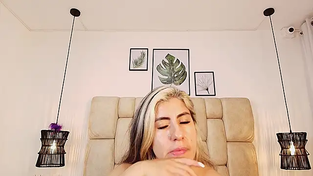 Snapshot of AdharaSmithh chatting on 03.04.25 AdharaSmithh online show from 03.04.25