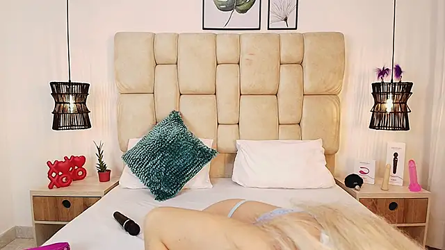 Snapshot of AdharaSmithh chatting on 03.18.25 AdharaSmithh online show from 03.18.25