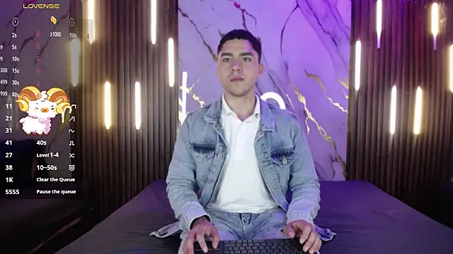 Snapshot of LiamNovak chatting on 11.22.25 LiamNovak online show from 11.22.25