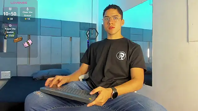 Snapshot of LiamNovak chatting on 11.30.25 LiamNovak online show from 11.30.25