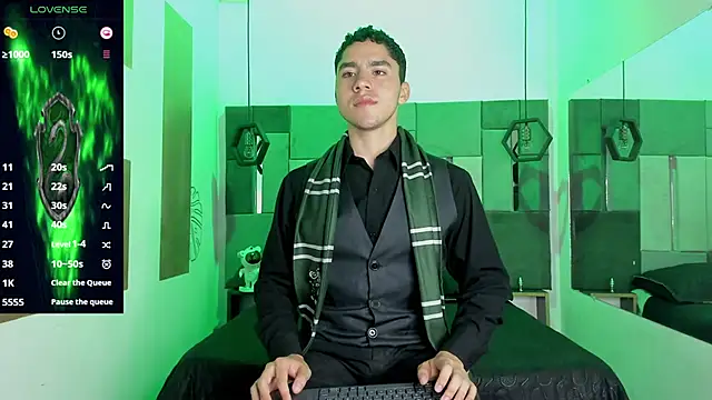 Snapshot of LiamNovak chatting on 12.04.25 LiamNovak online show from 12.04.25