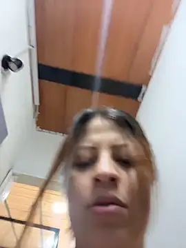 Snapshot of ShyVibes_ chatting on 10.29.25 ShyVibes online show from 10.29.25