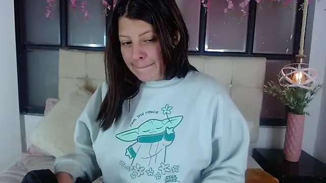 Snapshot of ShyVibes_ chatting on 11.08.25 ShyVibes online show from 11.08.25