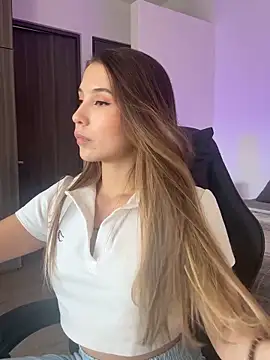 Snapshot of SophieRaily_ chatting on 10.24.25 SophieRaily online show from 10.24.25