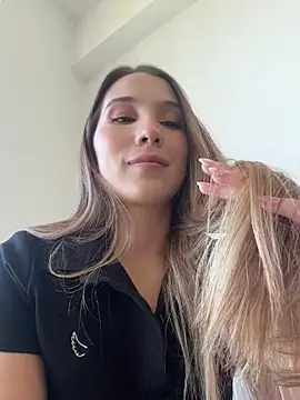 Snapshot of SophieRaily_ chatting on 10.28.25 SophieRaily online show from 10.28.25