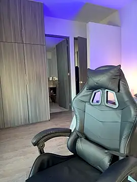 Snapshot of SophieRaily_ chatting on 11.04.25 SophieRaily online show from 11.04.25