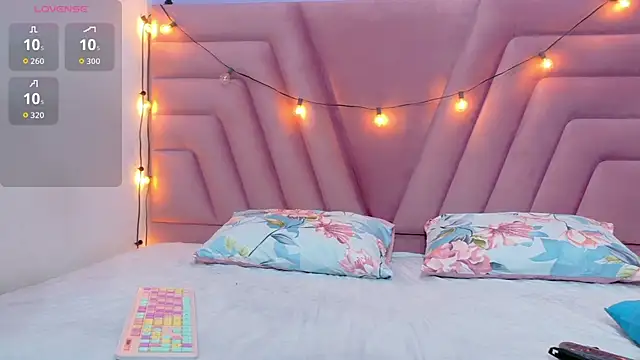 Snapshot of hornybarelylegalgirl chatting on 10.29.25 hornybarelylegalgirl online show from 10.29.25