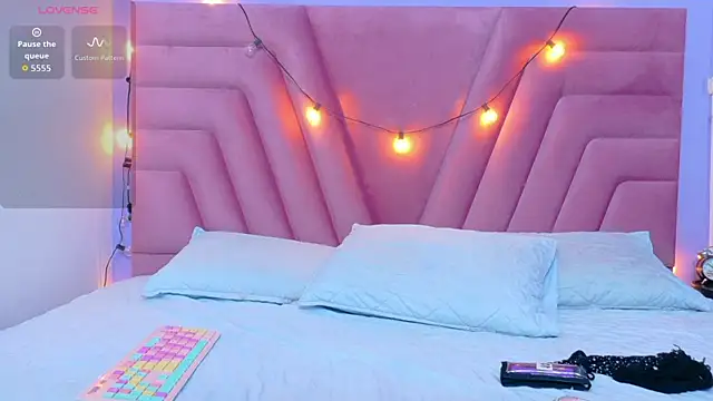 Snapshot of hornybarelylegalgirl chatting on 11.28.25 hornybarelylegalgirl online show from 11.28.25