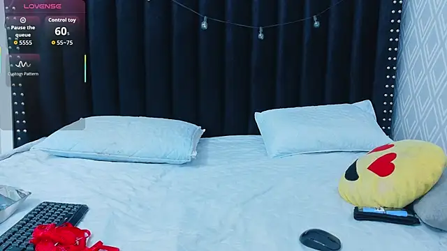 Snapshot of hornybarelylegalgirl chatting on 12.01.25 hornybarelylegalgirl online show from 12.01.25