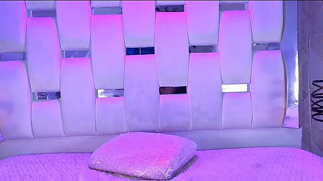 Snapshot of Parismorelli1 chatting on 12.16.25 Parismorelli1 online show from 12.16.25