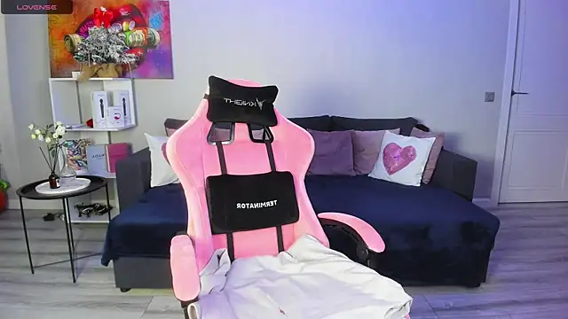 Snapshot of BritneyLix chatting on 01.28.25 BritneyLix online show from 01.28.25