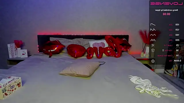 Snapshot of BritneyLix chatting on 02.28.25 BritneyLix online show from 02.28.25