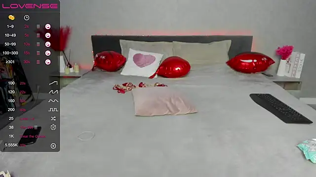 Snapshot of BritneyLix chatting on 03.18.25 BritneyLix online show from 03.18.25