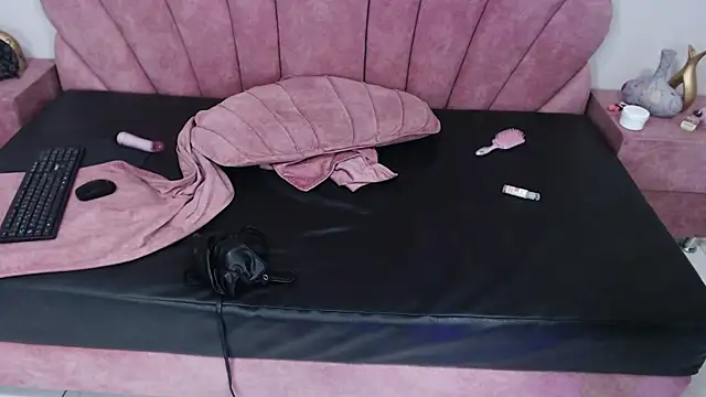 Snapshot of Candy_Bony chatting on 01.05.25 Candy Bony online show from 01.05.25