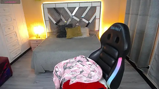 Snapshot of Kate_Laurence_ chatting on 02.08.25 Kate Laurence online show from 02.08.25