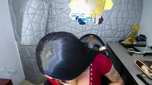 Tiffanny online show from 03.05.25