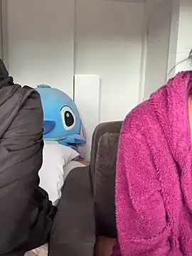 Snapshot of bbzinharosa chatting on 11.17.25 bbzinharosa online show from 11.17.25