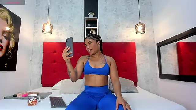 Snapshot of SilvannaFit chatting on 02.12.25 SilvannaFit online show from 02.12.25