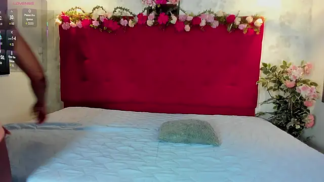 Snapshot of SilvannaFit chatting on 09.11.25 SilvannaFit online show from 09.11.25