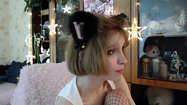 Snapshot of cloudgirrl chatting on 03.16.25 cloudgirrl online show from 03.16.25