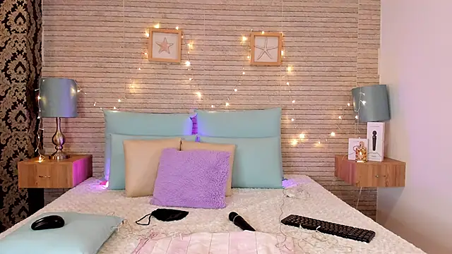 Catalinna Thompson online show from 12.17.24