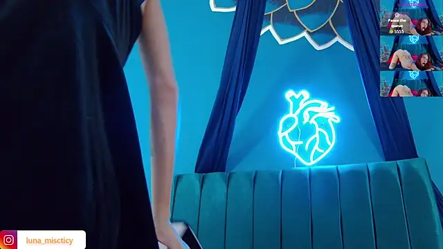 Snapshot of Lunamistyc chatting on 10.25.25 Lunamistyc online show from 10.25.25