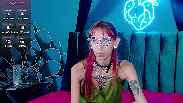 Snapshot of Lunamistyc chatting on 11.20.25 Lunamistyc online show from 11.20.25