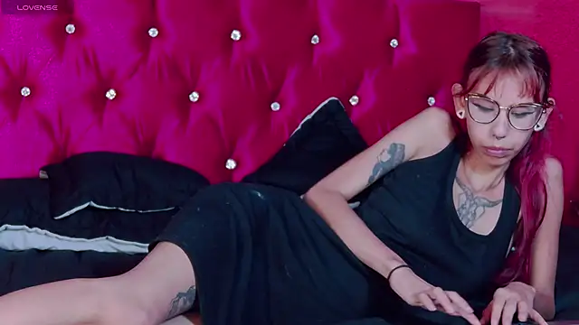 Snapshot of Lunamistyc chatting on 11.22.25 Lunamistyc online show from 11.22.25