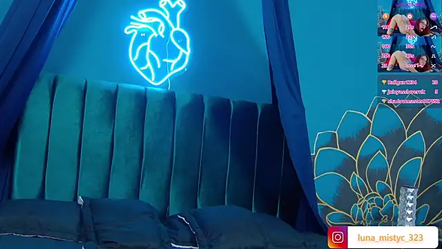 Snapshot of Lunamistyc chatting on 11.26.25 Lunamistyc online show from 11.26.25