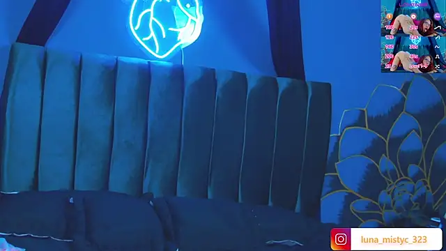 Snapshot of Lunamistyc chatting on 11.28.25 Lunamistyc online show from 11.28.25