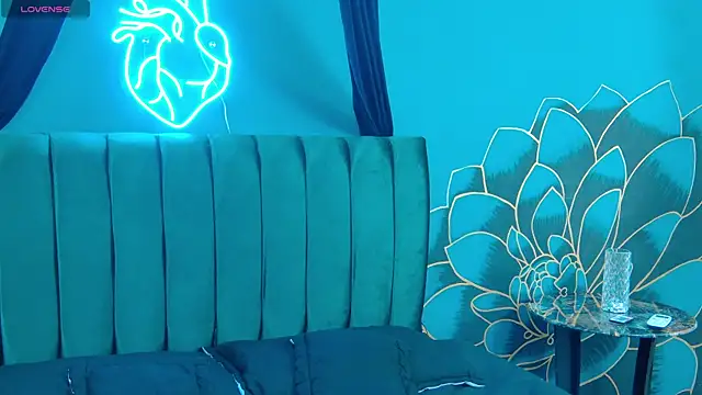 Snapshot of Lunamistyc chatting on 12.20.25 Lunamistyc online show from 12.20.25