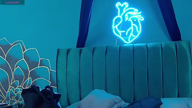 Snapshot of Lunamistyc chatting on 12.22.25 Lunamistyc online show from 12.22.25