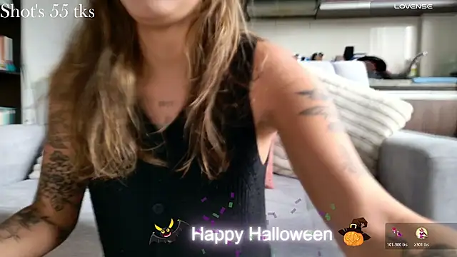 Snapshot of Emmy_petit chatting on 10.29.25 Emmy petit online show from 10.29.25