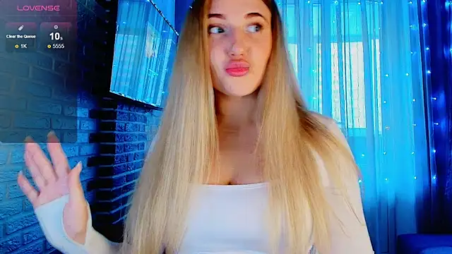 Snapshot of Evacadooo chatting on 10.23.25 Evacadooo online show from 10.23.25