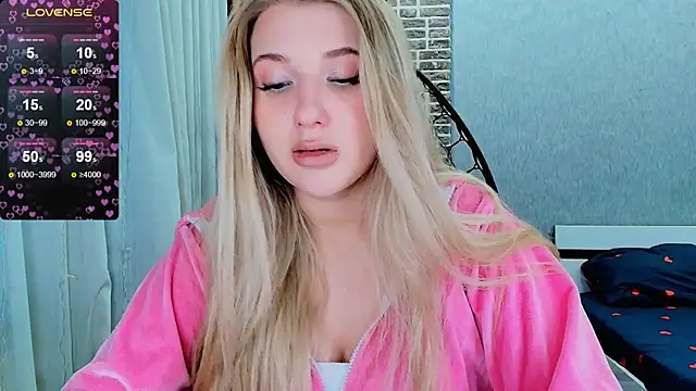 Snapshot of Evacadooo chatting on 10.29.25 Evacadooo online show from 10.29.25