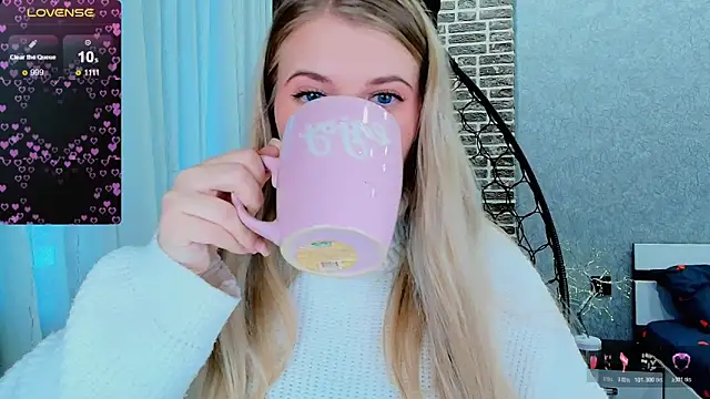 Snapshot of Evacadooo chatting on 10.30.25 Evacadooo online show from 10.30.25