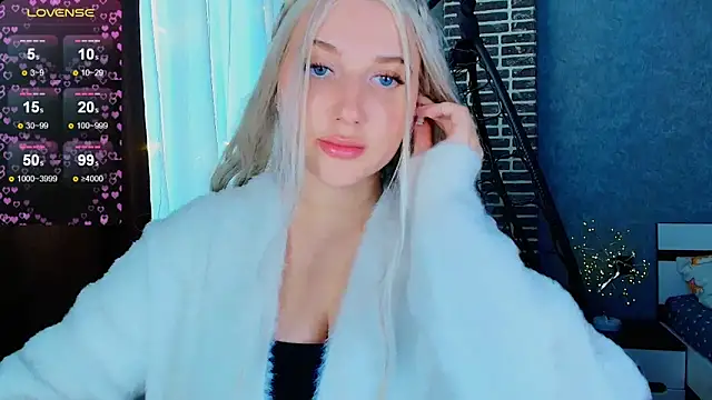 Snapshot of Evacadooo chatting on 11.06.25 Evacadooo online show from 11.06.25