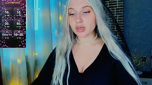 Snapshot of Evacadooo chatting on 11.12.25 Evacadooo online show from 11.12.25