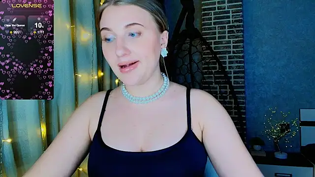 Snapshot of Evacadooo chatting on 11.22.25 Evacadooo online show from 11.22.25