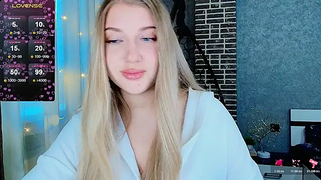 Snapshot of Evacadooo chatting on 11.27.25 Evacadooo online show from 11.27.25